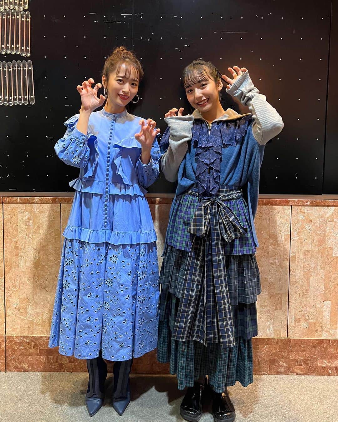 近藤千尋のインスタグラム：「がおー🐺✨ オオカミ少年📺の収録ですずちゃんと😍🫶🏻 チーム戦で同じチームで戦ったんですが 本当に可愛くていい子で娘のような可愛さ でした💓🥰笑 たまたま似たような衣装と髪型で 嬉しくて🥹 またお会いできますように😚😚  浜田さんがお休みのため、 田中樹さんと春菜さん司会で とってもみんなリラックスした(し過ぎた？笑)時間でした🥰笑  今週金曜日はたくさんテレビ出るなぁ☺️ 是非見てください🤍🤍🤍  #近藤千尋衣装  「オオカミ少年」 one-piece @adelly.tokyo pierce @stellarhollywood shoes @yelloshoes_official」