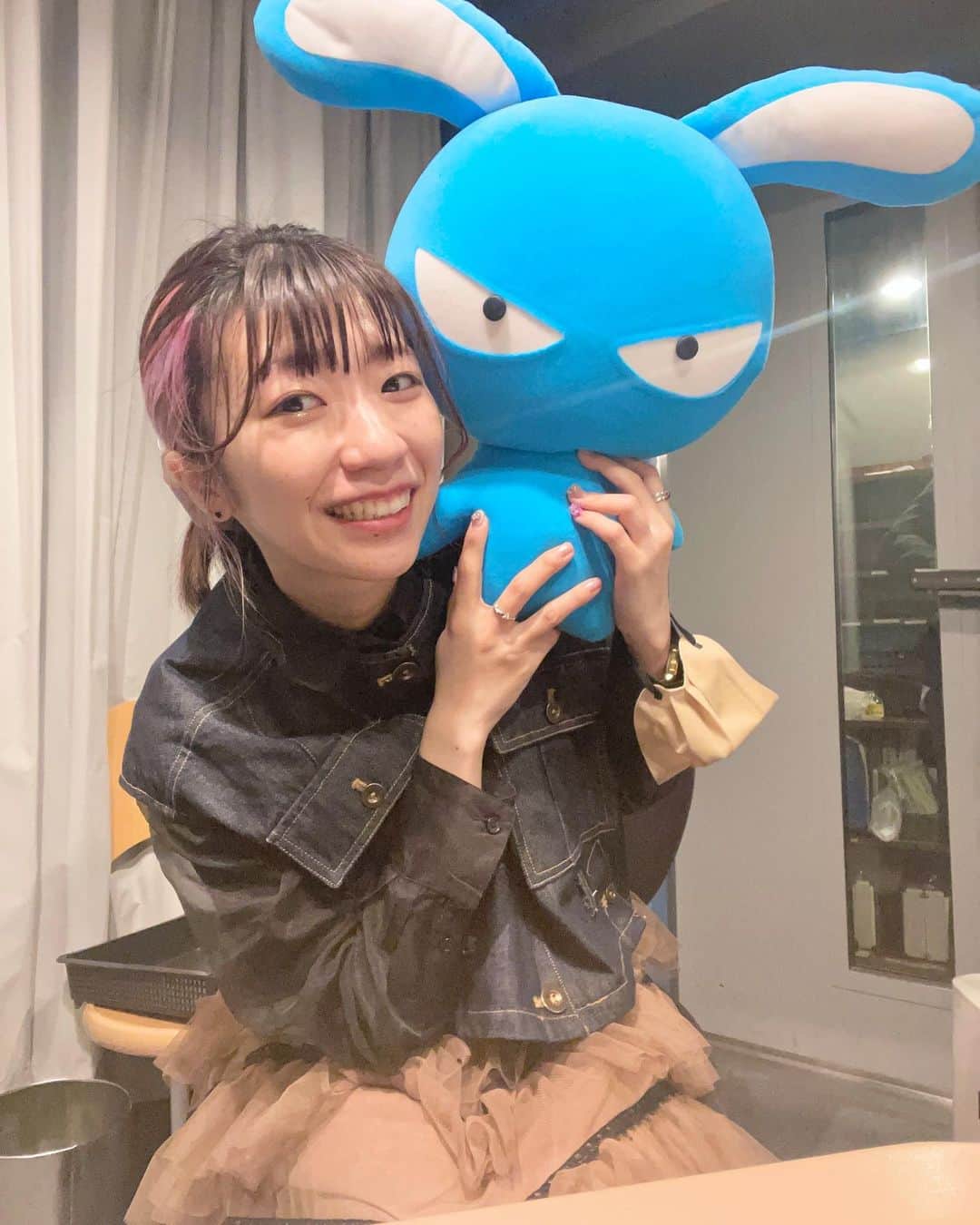 ぱいぱいでか美のインスタグラム：「そういや今年はらじっと君年だね〜 . 毎週水曜20:00〜23:00生放送！ NACK5『FAV FOUR』古坂大魔王さんと共に 今年もお送りしてますよん〜🐰💙 NACKのキャラクターのらじっと君、顔好きなんだよな〜 今夜もこのあと放送！よろしくお願いします！ . #NACK5 #fav795 #らじっと #らじっと君 #でか美ちゃん」