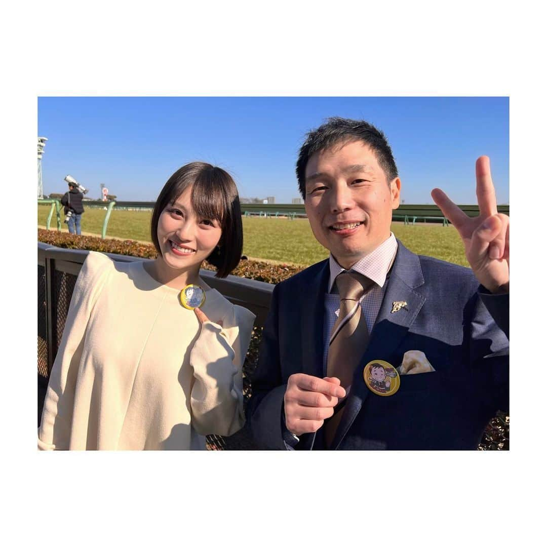 森田真理華のインスタグラム：「中山競馬場でのトークショー ありがとうございました🐰🤍  本当にたくさんの方にいらしていただき、 嬉しかったです😭  私は追い切りを見るのが大好きなので 調教捜査官の井内さんのお話が聞けるのが 楽しみで楽しみで、、、🤤🍬　 そしてどんな質問にもなんでも教えて下さるので あっという間に終わってしまいました🦭  お会いできた時は いつも追い切りを見てから 井内さんはどう思われたのか聞いて 自分の目は養われてきたのか、間違っていないか、 答え合わせをさせていただいています🙇‍♀️🙏  そしてなにより優しくて面白い井内さんのおかげで、 自然体の自分で挑めたことも嬉しかったです🤭 (ギャップがありすぎたかな？（笑） 満場一致でイメージと違ったみたいで驚きました🤣) 本当に感謝でいっぱいです！  幸せな時間でした💕 また皆さんの前に立てるよう 頑張ります🐰🍬🎍  #調教捜査官　#井内利彰　さん #トークショー　#中山競馬場 #フェアリーS #キタウイング #森田真理華」