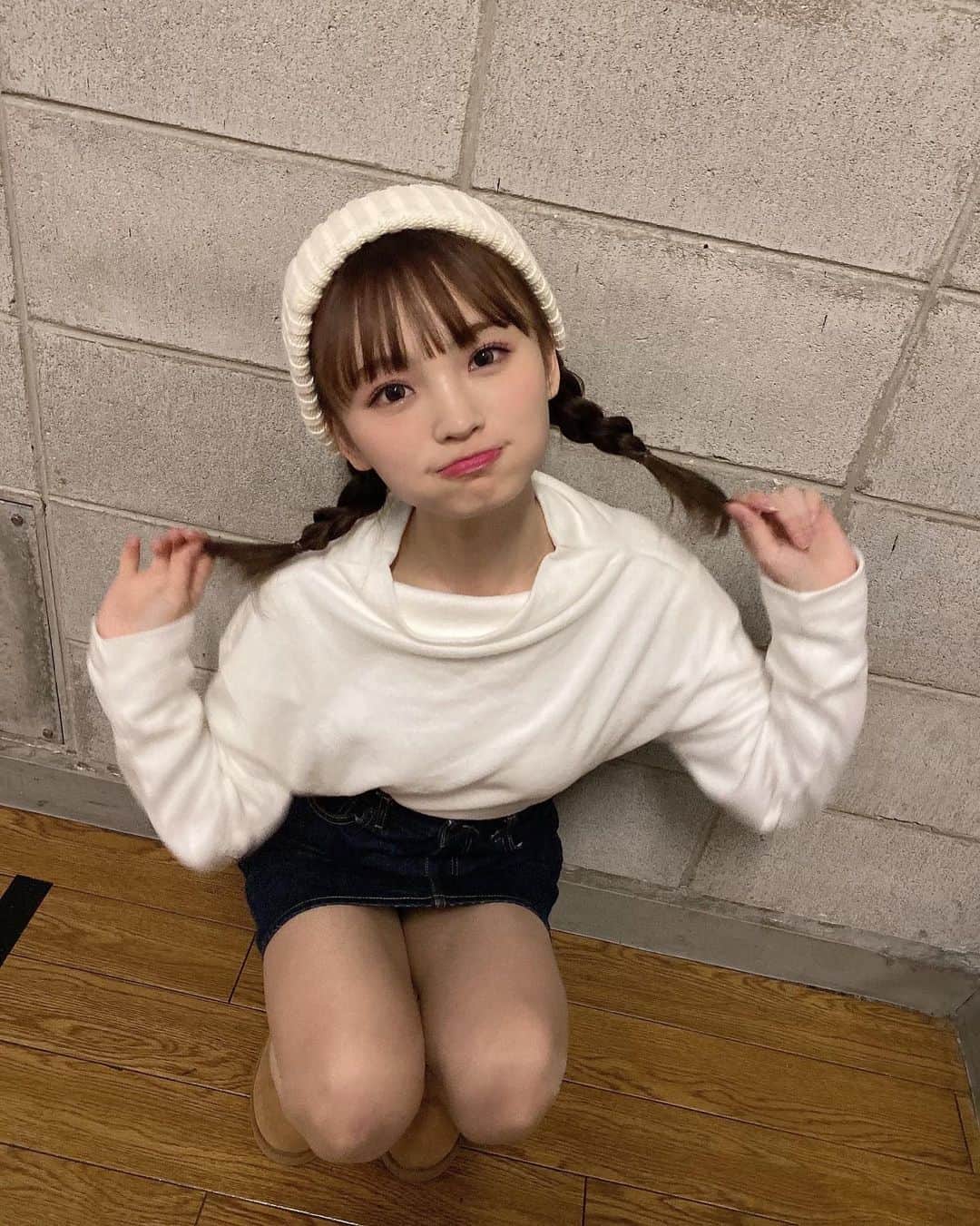 のインスタグラム：「今日の分の好きはー？😛 ⠀ ⠀ ⠀ ⠀ お気に入りのブーツ履いてルンルンコーデ♡  トップスはユニクロのヒートテックです最高に冬しててかわいい  #彼女の私服がかわいい #低身長コーデ #sサイズコーデ #156cm #骨格ウェーブ #ブルベ夏メイク #カジュアルコーデ #ブーツ #ugg #アグ #uniqlo #ヒートテック #フリース #ニット帽 #ootd #dailylook」