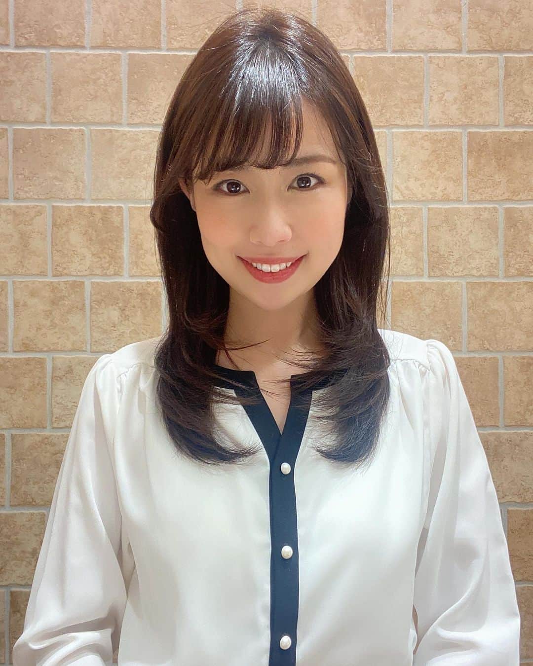 道岡桃子のインスタグラム：「今日はインタビューのお仕事！  同じ時間を過ごすなら、明るく笑顔で！  今を生きる！  自然体で楽しむ！  トップアスリートの方に素晴らしいお言葉と元気をいただきました。  皆様共通して仰るのは、オリンピックでも世界選手権でも、いつも通りの【自然体】が最強ということです。  ついつい緊張してしまいますが、どんな場面でも自然体で、ごきげんでいることが、その人の能力を最大限発揮できるそう。  メンタルトレーニング大事ですね！  P.S.以前出演させていただいたフジテレビ『芸能人が本気で考えた!ドッキリGP』再放送があったみたいです！  見てくださった方、ありがとうございました😊  #アナウンサー #アナウンサー衣装  #ヘアメイク #女子アナ  #インタビュー #メントレ  #アスリート #スポーツ  #オリンピック #ごきげん  #フジテレビ #ドッキリgp」