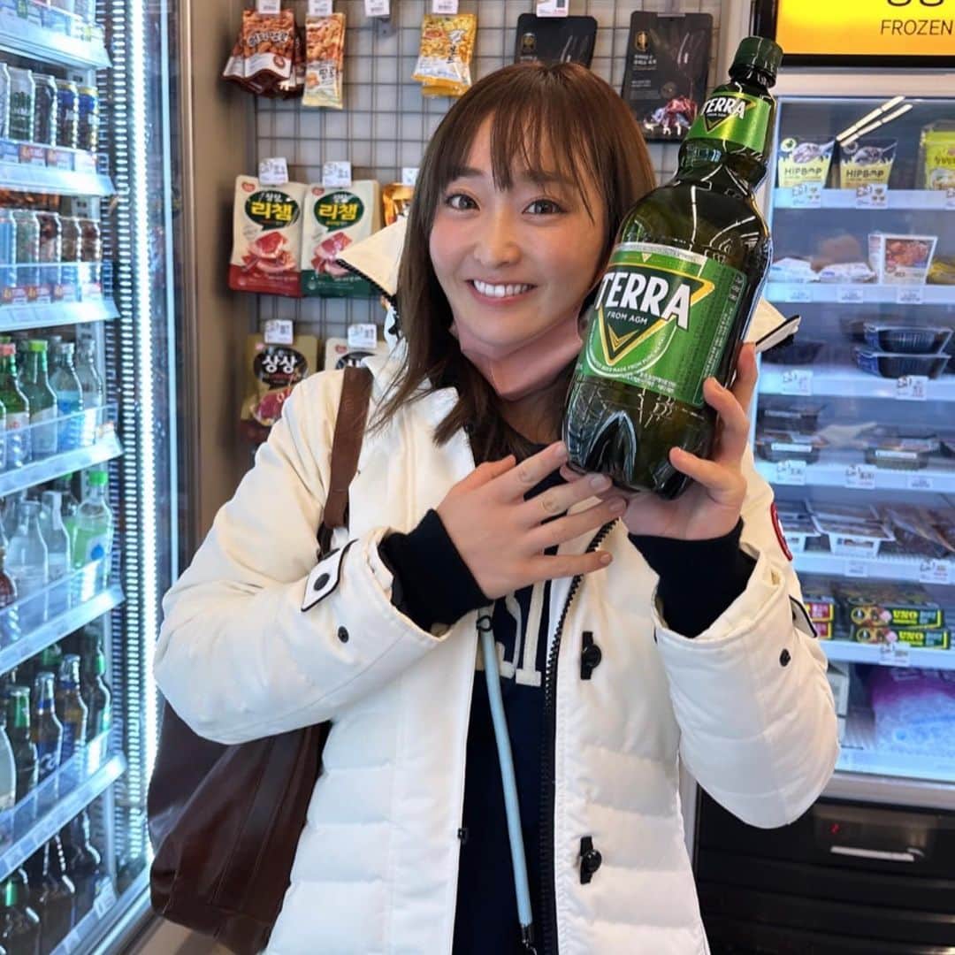 長崎望未のインスタグラム：「. 今年のお正月は🎍 やっと長めのお休みが取れた母を労い🫶🏻  初詣を終えてすぐ待ちに待った 韓国に行ってきました🇰🇷🤭✨  3.４年ぶりだったので 懐かしいね〜♥️とか言いながら  コンビニでさえもデカすぎる ビールにテンション上がったりと😂  何しても些細なことで楽しめて とっても充実した旅行になりました🥰  旅行じゃなくて 住みたいくらい大好きな韓国😍🇰🇷  少し韓国語の勉強もしたりもしてたので  今回は日本語が通じないような 場所にも行ったりして  ほんの少し分かる韓国語で なんとなーく定員さんと会話しながら 買い物したり楽しめました🥺🫶🏻笑  やっぱり韓国語話せるように頑張ろう！ って思いながら日本に帰ってきて 1週間くらい経ってるけど  まだ1度も勉強してないのです。笑 うん。1人じゃ怠けるので 誰か専属の先生求むです笑  今年はちょっとのお休みでも たくさん旅行に行きたいな😆♥️ と思ってます😋✨  それより韓国のビールはペットボトルに 入ってるのたくさんあったけど🍻 　  エコってことなのかな？🥰♥️  それなら素敵〜っ😆🫶🏻  #韓国旅行 #韓国 #ソウル #ヤバめの前髪になっとります笑 #結構終わっとりますㅋㅋ」