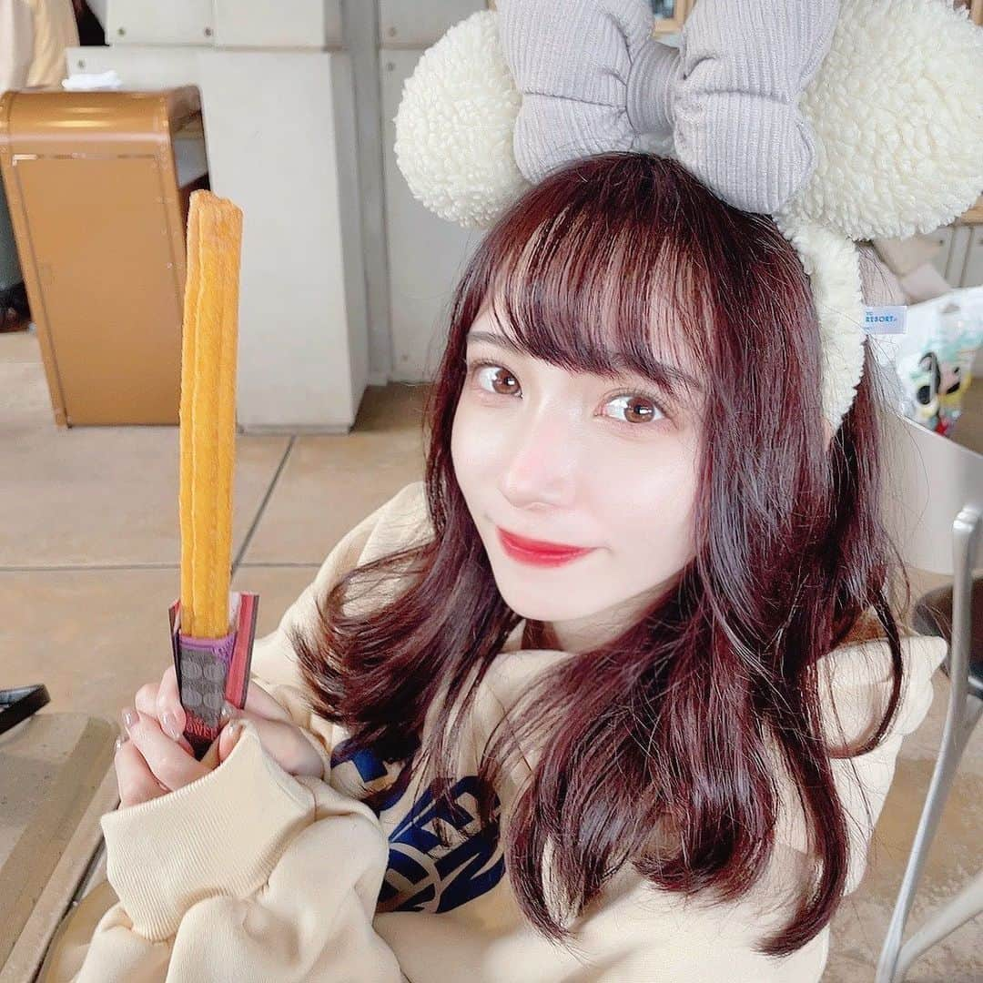 星野渚のインスタグラム：「ディズニー🐭💕  バレませんように！😣  カチューシャのタグぴろんって出ちゃってるのバレませんように🤫  私の加工技術では消せなかった、、、  幼なじみたにと小学校中学校時代の懐かし話いっぱいして楽しかったな〜✨  #ディズニーカチューシャ #ディズニーフード #ディズニーフォト #ディズニーグルメ　#disneysea #tokyodisneysea #パーカー女子 #disneyseafood #ディズニーチュロス」