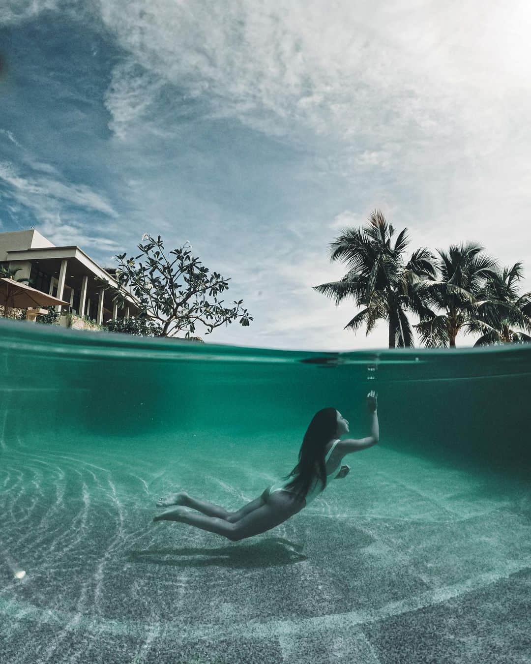 wacameraのインスタグラム：「Throwback Cebu. 南国は好きだけど海で泳ぐとベトベトが気になるからホテルに素敵なプールがあるかどうかは家族旅行でホテルを選ぶのにとっても重要ポイント🙆‍♀️ 実際、娘は6歳の時に行った海外のプールで浮き具なしで泳げるようになったの☺️  今回Cebu島ではシェラトンセブマクタンに滞在してインフィニティプールでゆっくりしたり、一緒に滞在してた @sao_0324 ちゃんを撮らせてもらったり、潜って遊んだり、無料で参加できるアクアズンバという水中エアロビもしたんだ💃(写真最後のノリノリ動画も見てね) 旅ってついつい食べすぎちゃうからこういう運動もしながら休暇を過ごすのもいいなぁと実感。  セブ島に行く計画を立てる時はぜひ参考にしてもらえたら嬉しいです🏖」