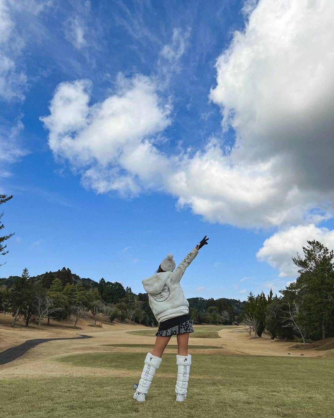 のインスタグラム：「． 冬ゴルフ天気良くて スコアぼろぼろだったけど最高でした✌︎ 唯一良かった最終ホールのティーショット😂 ゴルフ始めて約1年だけど 間隔空くとわからなくなってもう全然ダメ！笑 もっと頑張りまーす🏌🏽‍♀️」