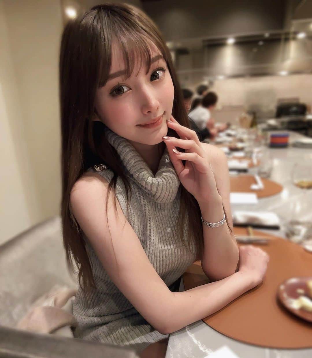 KIHOのインスタグラム：「@kiiris_official   ノースリーブニットドレス、グレーもお気に入り🤍🤍. . . .」