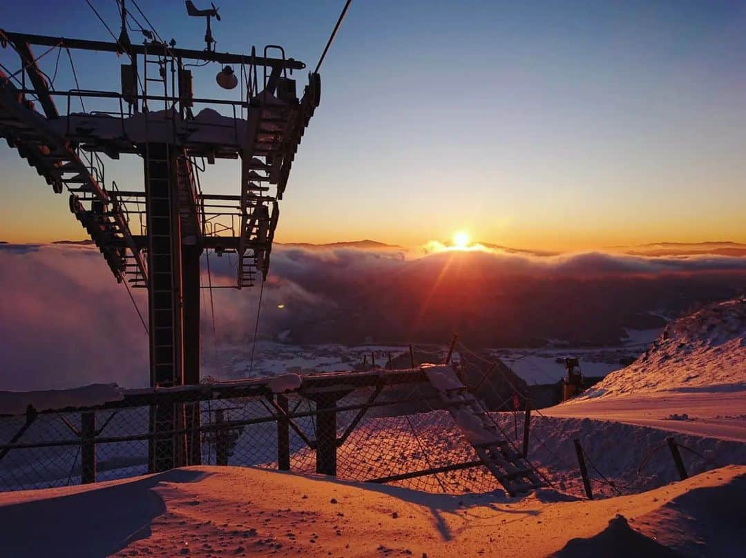 白馬八方尾根スキー場のインスタグラム：「夜明けの八方尾根です♪ #happo #hakuba #winter #sunrise」