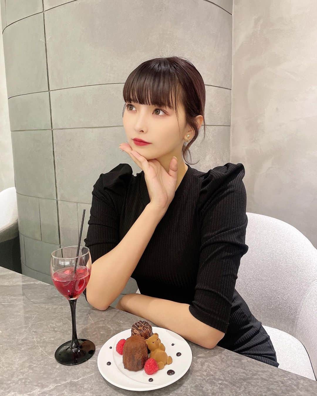 のインスタグラム：「今までほぼワンマンプレーで(事務所無所属て意味で)訳もわからず突っ走ってきたけど1人で行ける場所って限度がある...これからは自分とは違う強みを持った人たちとチームを組んで突っ走ってみたいなぁと . . お仕事のご依頼、ご相談、 DMにてお待ちしております📩 @kikigram_97  . .  ------------------------------  💠@kikigram_97 ←インスタ歴10年フォロワー43万人 💠-13kgダイエット成功 (ハイライトにまとめてあります) 💠1997.08.21 168cm 💠骨格ウェーブandナチュラル　イエベ秋 💠猫と犬との幸せな暮らし 💠事務所無所属(フリーランスインフルエンサー) →お仕事ご依頼はDMにて📩🤲🏻 💠TikTok♪、Twitter🕊も 💠KADOKAWAさんから写真集発売中 ！ 詳しくはプロフィールのURLから 💠会員制限定写真はハイライトの「裏垢」から ↑毎日投稿してます！❤︎応援よろしく❤︎ . フォロー、保存、コメント喜びます✨      　@kikigram_97   ------------------------- .  #バレンタイン #バレンタイン2023 #バレンタインデー #Valentine #Valentine2023 #ValentineDay #ルワンジュ東京 #ルワンジュ東京ルミュゼ #louangetokyo #louangetokyolemusee」