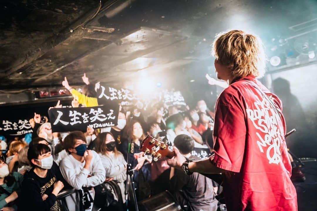 チフネシンゴさんのインスタグラム写真 - (チフネシンゴInstagram)「. 2023.01.09(月祝) at 千葉LOOK HOTSQUALL ONEMAN SHOW!!!  "Brand New Our Daylight 2023" . . . #hotsquall #ホスコ #brandnewourdaylight #bnod #rock #punk #guitar #livehouse #千葉 #laughatlife #人生を笑え  Photo by @sskami_」1月11日 20時48分 - chikkun_hotsquall