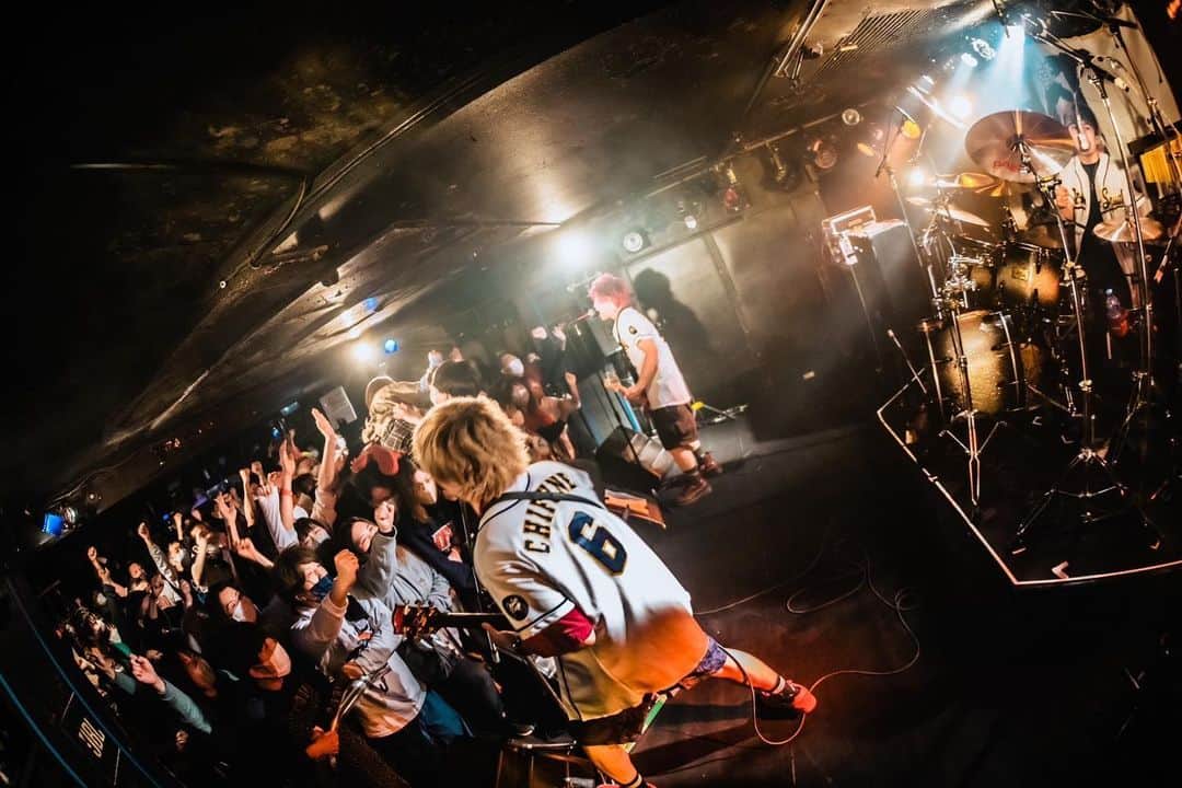 チフネシンゴのインスタグラム：「. 2023.01.09(月祝) at 千葉LOOK HOTSQUALL ONEMAN SHOW!!!  "Brand New Our Daylight 2023" . . . #hotsquall #ホスコ #brandnewourdaylight #bnod #rock #punk #guitar #livehouse #千葉 #laughatlife #人生を笑え  Photo by @sskami_」