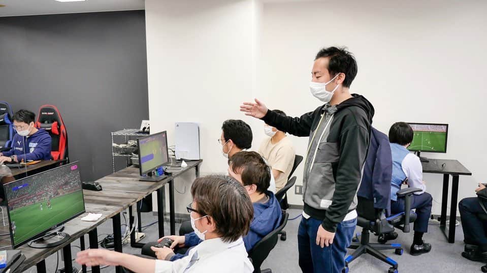 GENKIモリタのインスタグラム：「企業様でのefootball 講師もさせて頂いております！  2023年はeスポーツの 企業対抗戦を開催したいと思っています🎮  ゲームを通しての企業交流、社員の交流の場を作れたら嬉しいなと😁！  eスポーツが生み出す 出会い提供をどんどん生み出したいと思います！  講師依頼のご連絡も お待ちしております✨️ →@genki_morita   #株式会社テクリオ #eスポーツ #GENKIモリタ #efootball #プロゲーマー」