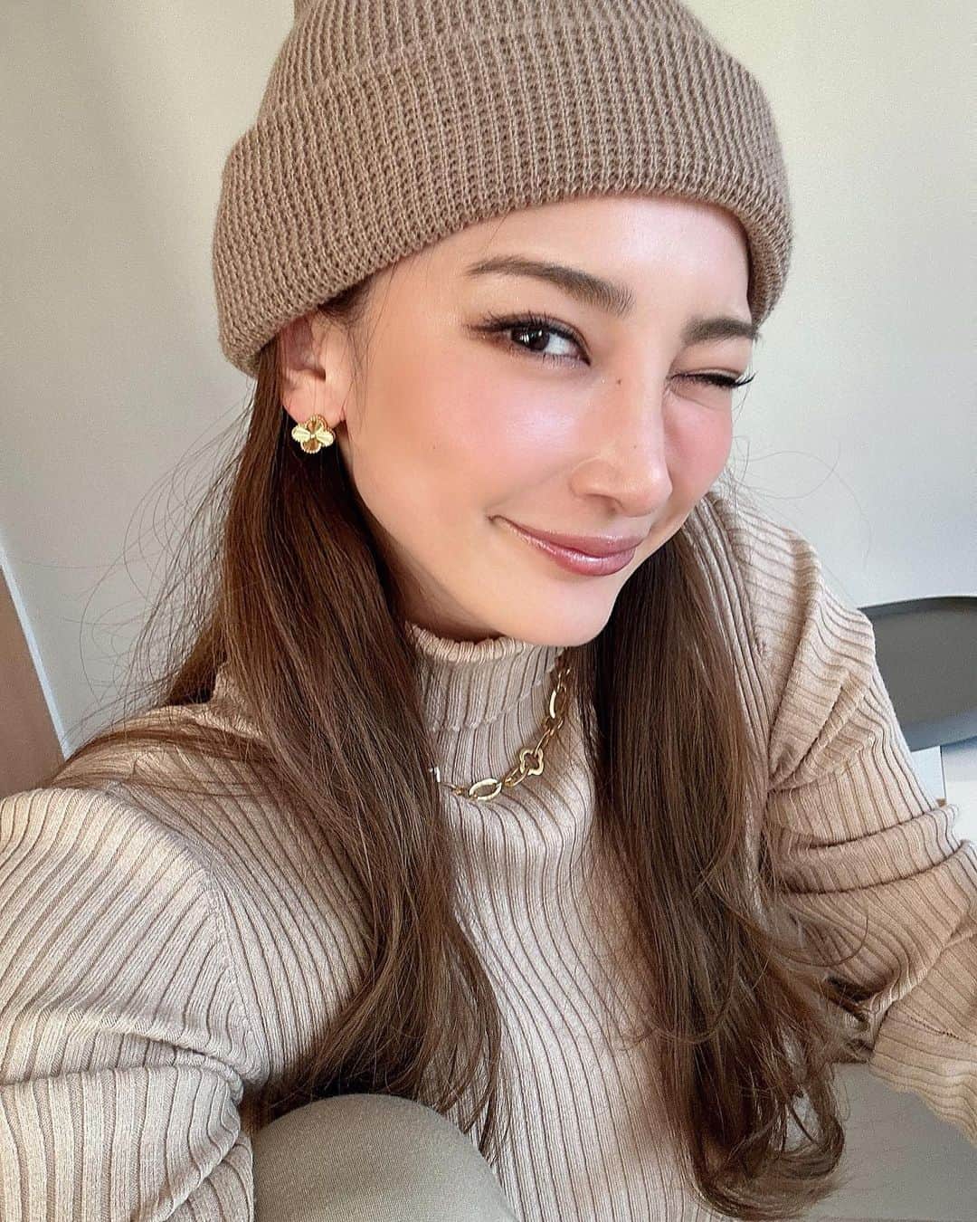里海のインスタグラム：「嬉しいです🥰 妊娠出産後 一年半ぶりに  お肌のピーリングに レーザートーニング 美肌トリートメントを @tokyo_hills_clinic で してもらいました🥰  妊娠前は2ヶ月に1度は お肌のトリートメントを していたのですが  長い間おあずけだったので 潤いが戻り嬉しい限りです✨  お肌のキメが細かくなるので ずっと続けていたおかげで 妊娠中もトラブルは なかったです🥰  でも久しぶりに トリートメントをすると 潤いが身に沁みます🥹 嬉しい〜🥰」