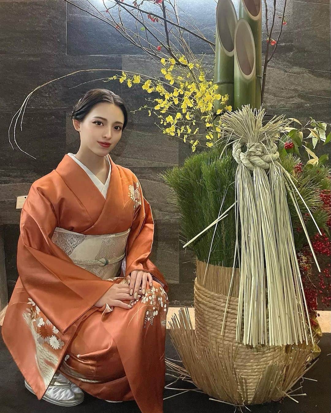 飯田りほのインスタグラム：「遅くなりましたが、 新年あけましておめでとうございます🎍🐰  今年もよろしくお願いします😌 . . . #振袖 #着物 #謹賀新年 #新年のご挨拶  #新年のお祝い」