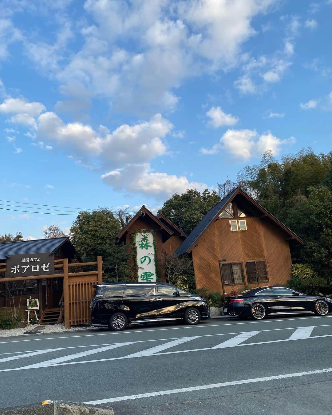 のインスタグラム：「菊鹿温泉♨️森の雫【ボアロゼ】 元の駐車場側に店舗を増設工事しております。 足湯が合計４つ、今回はカラオケルームや、昭和を忘れないで！をテーマのカウンターのレトロな部屋などを作って多くの方に和んで頂きたいと思っております☺️ コロナ禍で面白くない毎日だと思いますが、ここの温泉でのんびり過ごして頂けたら幸いです。 料理も美味しく、お酒も何でもございます☺️ これから家具の搬入などがありますので、２月にはこちらの店舗もオープンできると思います。 是非お越しください。 #水元秀二郎 #菊鹿温泉 #森の雫 #ボアロゼ #足湯カフェ #店舗拡大」