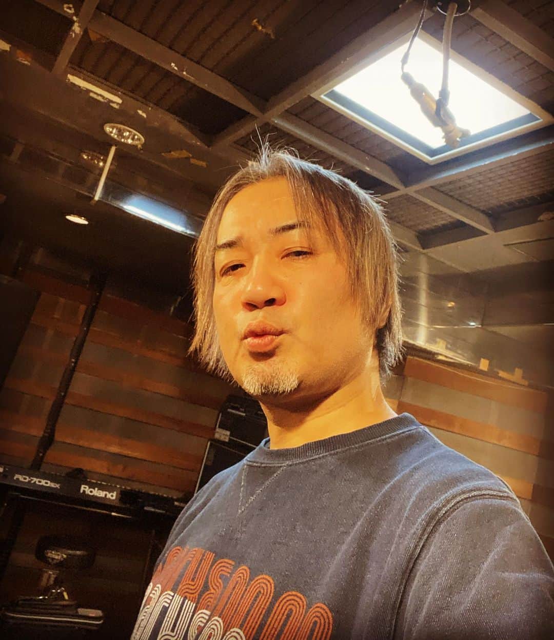 たちばな哲也のインスタグラム：「[本日のたちばなテツヤ] 今年も一年ドラムを叩く訳だな。 というか髪伸びるの早い気がする。  #個人RH  #2日目  #Studio」