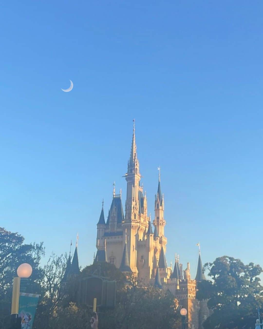 長尾しおりのインスタグラム：「🏰🌛」