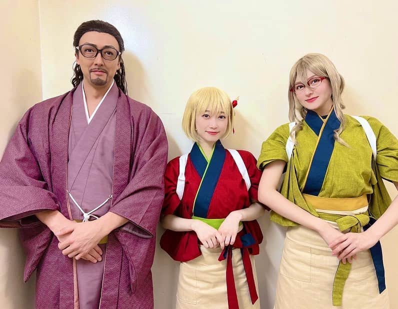 のインスタグラム：「舞台｢リコリス・リコイル｣ 休演日明けの7公演目 御来場ありがとうございました！  今日の公演で公演数も 折り返しとなりました🙇🏻  折り返すと千秋楽まではあっという間な気持ちになりますが 明日も変わらずしっかりと皆さんに素敵なリコリコの世界をお届けして行きます😊  本日は喫茶リコリコ立ち上げメンバーで☕️🍡 千束役の美里ちゃんと ミズキ役の美絵子ちゃんと😁 2人とも信頼する素敵な女優さん その場を陽の空気にしてくれます✨  では、また明日🍡☕️  #舞台リコリコ  #リコリコ #リコリコ幸せの輪」