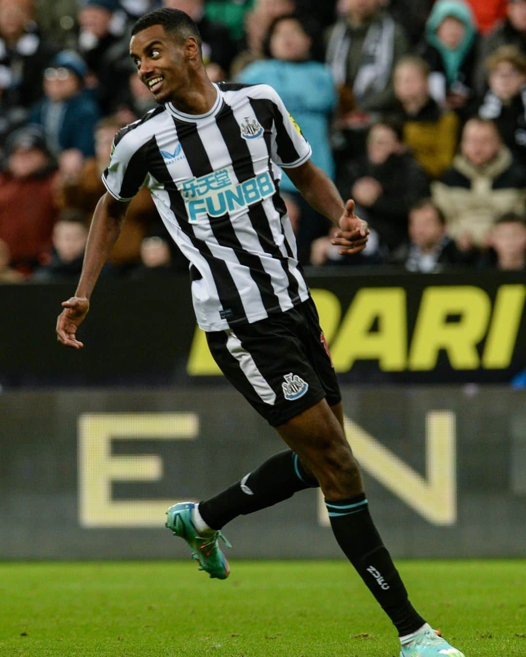 アレクサンデル・イサクのインスタグラム：「Into the semifinals. 💪🏾 Great performance by the team and fans last night! Happy to back at home and get some more minutes. 😄 ⚫️⚪️ @nufc」