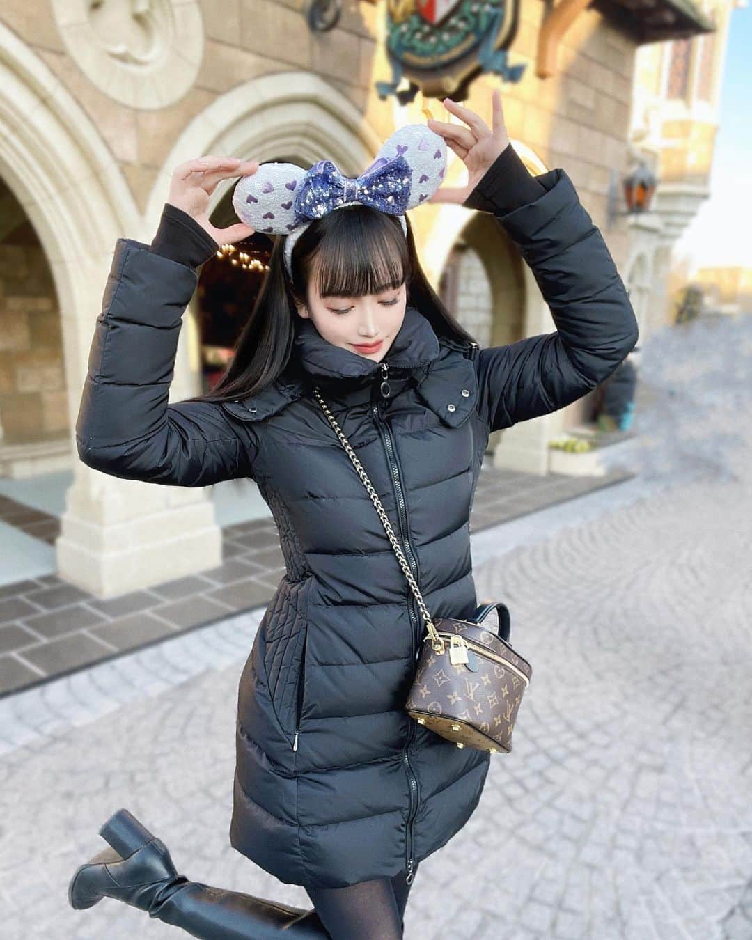 ちあきんぐのインスタグラム：「かわいい写真撮りたかったのに 素で楽しみすぎて写真忘れがち🐭🏰🖤 #思い出したかのように映えないところで撮影  #年甲斐もなく片足あげちゃう #気持ちは少女 #防寒重視 #どーしてもこのポーズしたい」