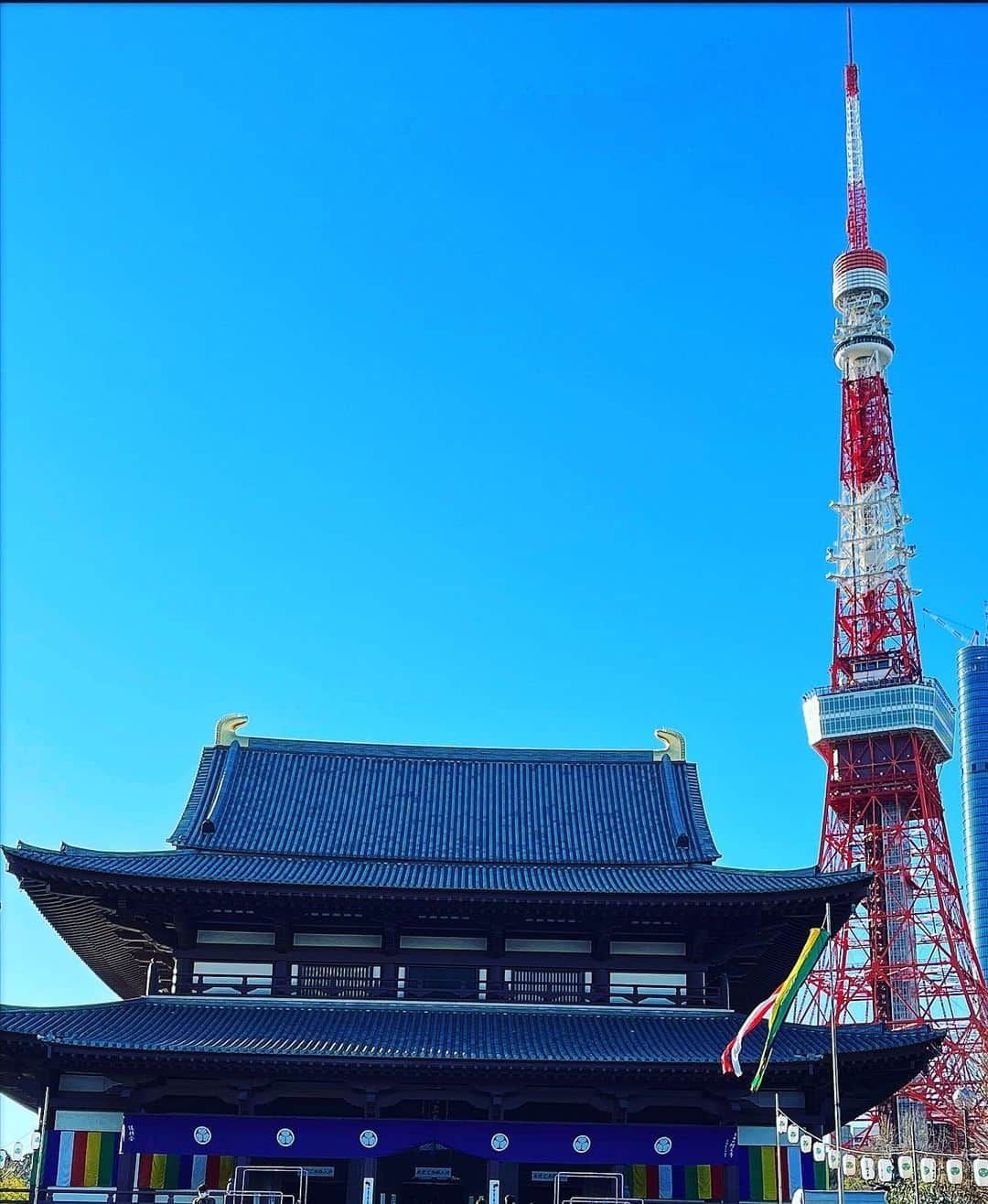 大山恵理乃さんのインスタグラム写真 - (大山恵理乃Instagram)「⁡ お正月に少しだけ使った柚子と 葉付きの美味しいミカン。 ⁡ 食べ頃が過ぎる前に 余すことなく使いきりたくて 「柚子とミカンのジャム」に。 ⁡ ⁡ 年末に大量に買いすぎてもーたやん、ってなったレモンはレモネードに。 ⁡ ⁡ とかやってたら無心になれていい。 10日以上過ぎてたやんお正月。 ⁡ ⁡ 丁寧な「食」は、 手づくりの自然と甘さと美味しさと。 愛しさと切なさと心強さと。 ⁡ ⁡ 今年もよろしくお願いします。 ⁡ ⁡ #새해복많이받으세요」1月11日 22時08分 - erino_ohyama