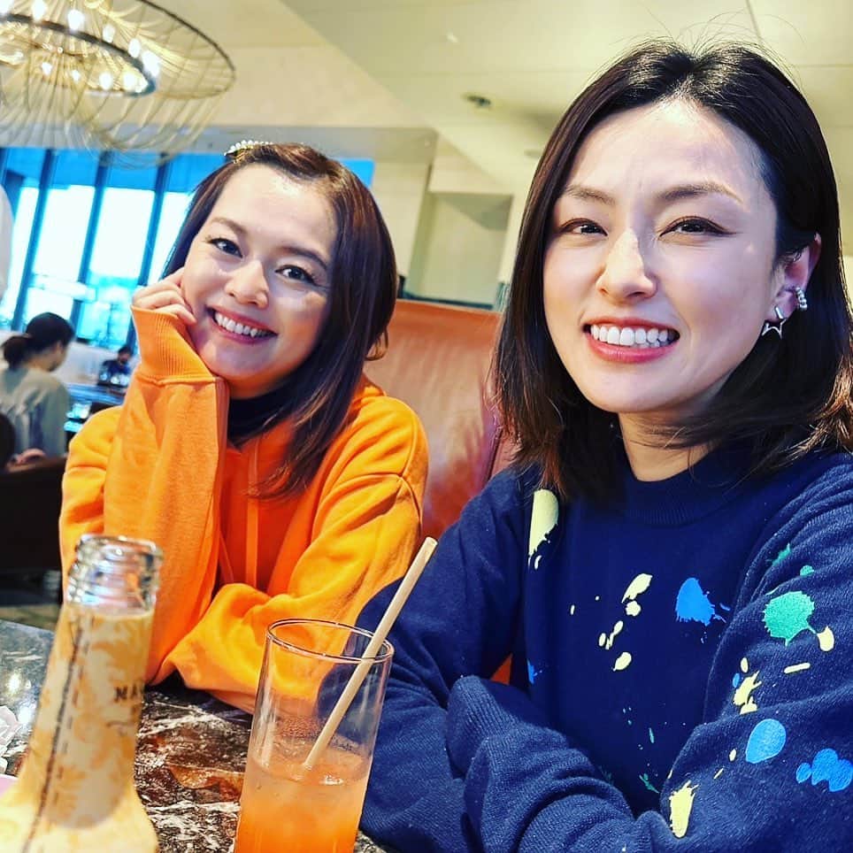 木下あゆ美のインスタグラム：「シンガポールから帰国中の友達と😌 やっぱり顔見て、会えるって嬉しい  I'm happy to see a old friend from Singapole.   #oldfriend」