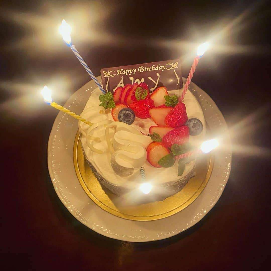 エイミーさんのインスタグラム写真 - (エイミーInstagram)「turned 30! みんなに感謝🫂 30代からが楽しいと聞くので楽しみだ〜🫶🏻」1月11日 22時21分 - amywotsit