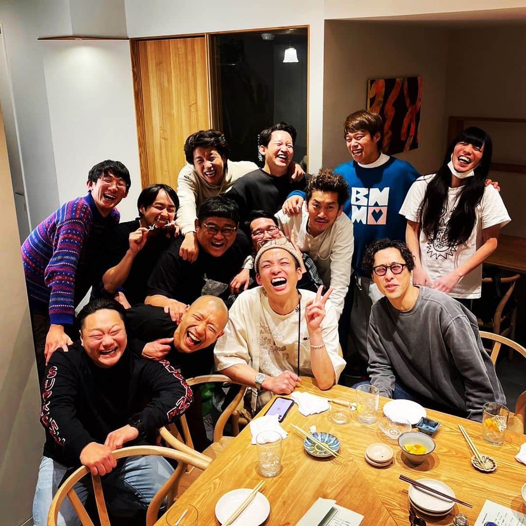 のインスタグラム：「ゆずるさん新年会🍻 毎年ありがとうございます。  今年も美味すぎるご飯と酒と、 面白すぎる最強メンバーでした。  あ〜楽しかったぁ。 全員のこの爆笑が楽しさ全てを物語っております。  ただ、この場でも周平さんに水晶やらされたぁ。 ほんまに意味わから〜ん。  ただ、とにかく最高でした！！ ゆずるさん、今年も何卒よろしくお願い致します。」