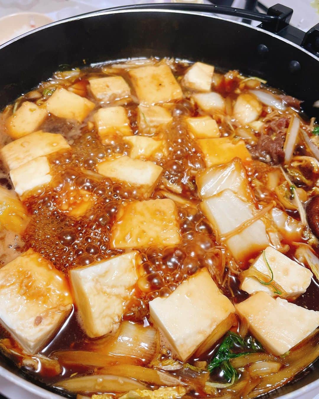大空スバルのインスタグラム：「ENのアメちゃんとメルちゃんとスバルですき焼きパーティー(とうふ多め😂)した！その後アメちゃんのお土産のケーキ食べてたくさんお話し出来て楽しかった🥳 ✨  We had a sukiyaki party (more tofu 😂) with Ame, Mel and me !! Afterwards we ate cake brought by Ame and talked a lot 🥳✨」