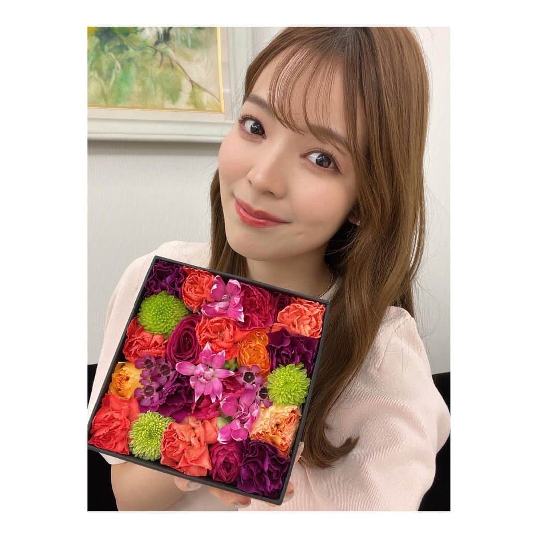 のインスタグラム：「💐❤️ 親友が お花を見て絹紗にぴったりと思って！  とプレゼントしてくれました🥹 その温かい優しさにほっこり…🫶🏻😭  そして 色鮮やかなお花のように たくさんの引き出し、色、表現でお仕事できたらなぁと… 今年も心を込めて精進します✊🏻❤️‍🔥  #💐#nicolaibergmann #髪伸びたなぁ😮 #岩手#めんこいテレビ#アナウンサー#三宅絹紗」