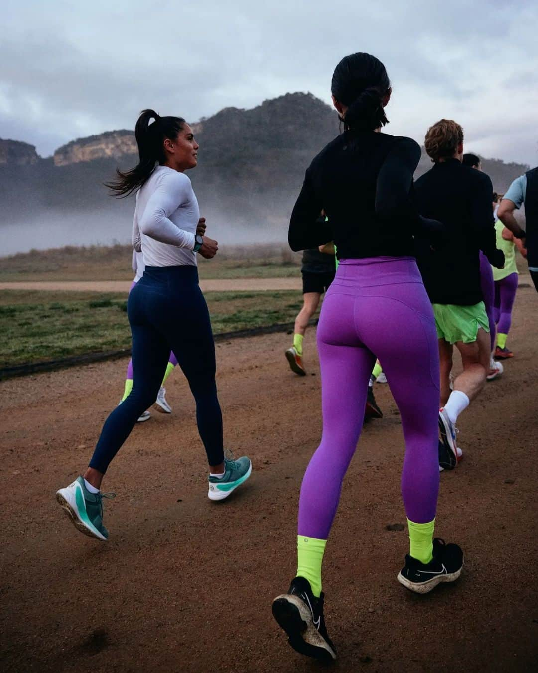 Angeline BLACKBURNさんのインスタグラム写真 - (Angeline BLACKBURNInstagram)「Looking back on the year that's been ‐ @samanthagash (finally) convinced me to run my first  10km jog 💫  If you'd asked me a year ago, if I'd ever go for a 'long jog', let alone wake up at 6.30am to do it, I'd say you were dreaming. But it goes to show that with the right company, you can do anything.  Thanks, @em_massey and the rest of the crew, for providing the chats along the way (turns out talking is a great distraction) 🙌🏽  📸 @mattdelaney_ @squizzierussel @adamborrello @sean_finney  #throwbackthursday #lululemon #lululemonimmersion #sport #distancerunning #athletics #trackandfield #wolgan #nsw」1月12日 10時21分 - ang_blackburn