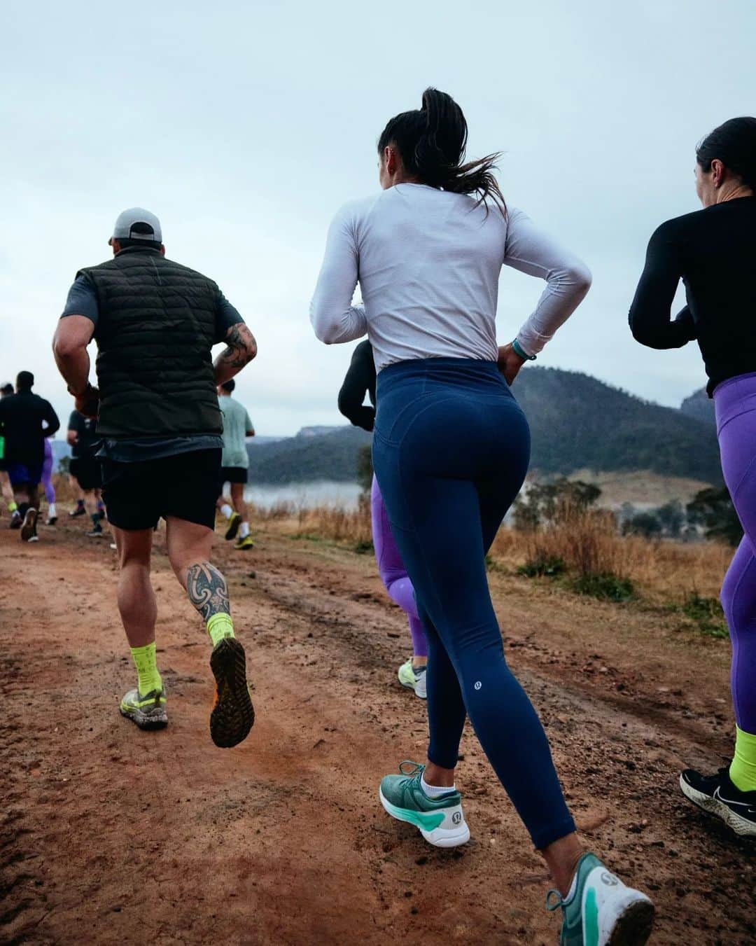 Angeline BLACKBURNのインスタグラム：「Looking back on the year that's been ‐ @samanthagash (finally) convinced me to run my first  10km jog 💫  If you'd asked me a year ago, if I'd ever go for a 'long jog', let alone wake up at 6.30am to do it, I'd say you were dreaming. But it goes to show that with the right company, you can do anything.  Thanks, @em_massey and the rest of the crew, for providing the chats along the way (turns out talking is a great distraction) 🙌🏽  📸 @mattdelaney_ @squizzierussel @adamborrello @sean_finney  #throwbackthursday #lululemon #lululemonimmersion #sport #distancerunning #athletics #trackandfield #wolgan #nsw」