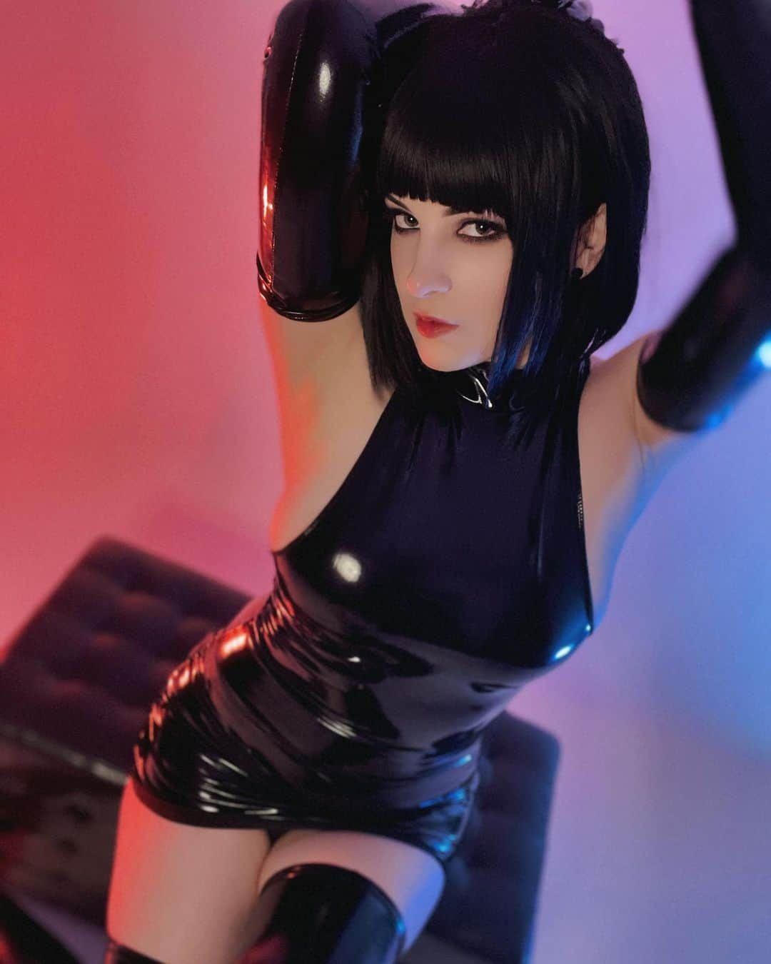 Tessaのインスタグラム：「✨MORE SHINY GOODNESS ✨  I feel like 2023 is going to be year of the shiny cosplays, I have so many to do. Not that I’m complaining.👀 P.S. if you didn’t know, I shot this set all by myself!  #gothgirl #cosplayersofinstagram」