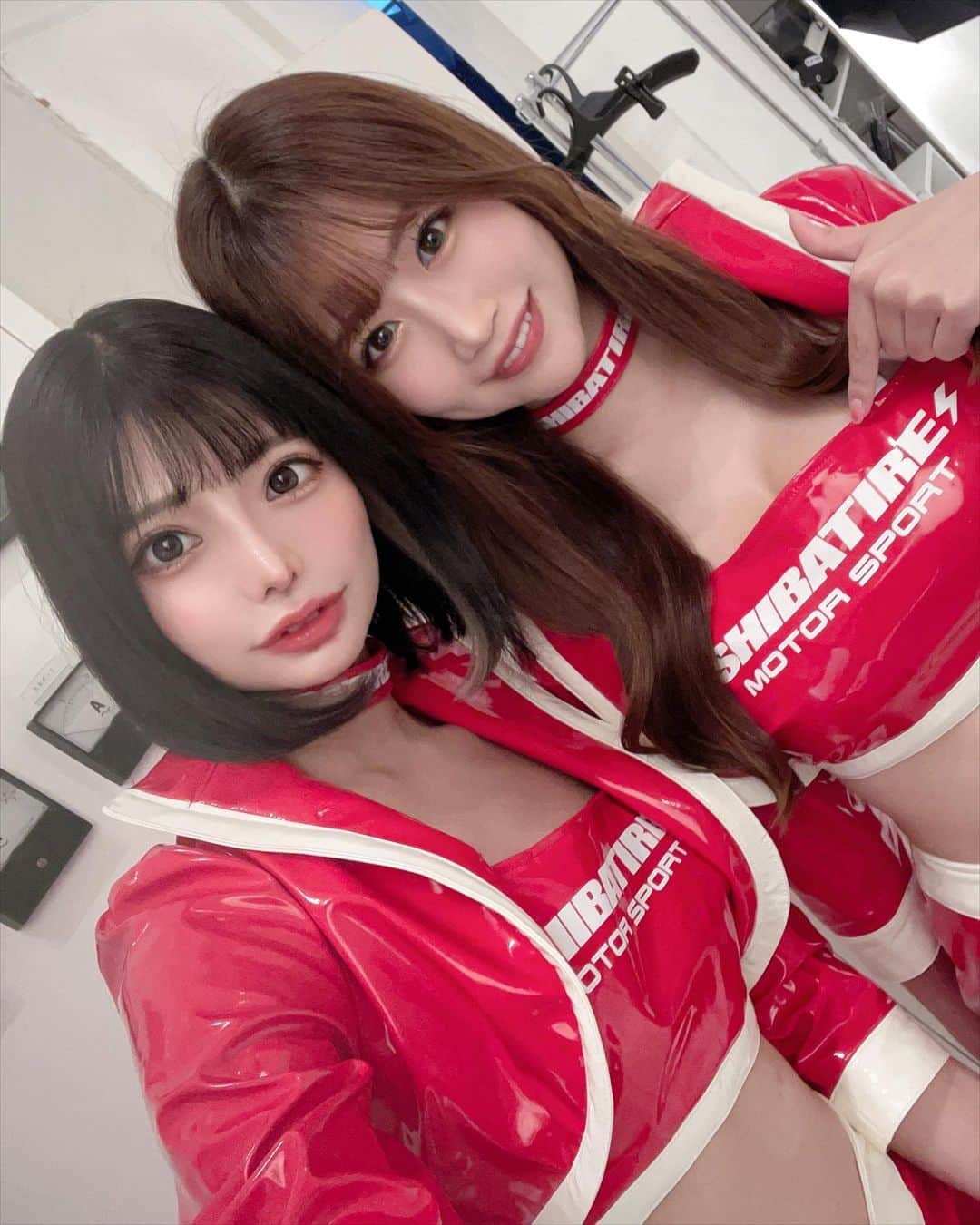 のインスタグラム：「よねまみです👭🏻 明日から東京オートサロン2023❤️ 改めて詳細です⬇️ . TOKYO AUTO SALON 2023 は SHIBATIRE様にて SHIBATIREガールズとしてブースに立たせて頂きます🚗 . 日程:2023年1/13(金)~15(日)  場所:幕張メッセ  . ⚡️SHIBATIRE MOTOR SPORT⚡️ 北ホール9(連絡橋を渡ったホールです❗️) . 出展車両 D1GP INFINITY Q60 2023ver. (レプリカ)  FDJ  GR86 2023ver. (レプリカ)  . 私たちのステージの時間はスケジュールをご確認ください(画像参照) . 私たちがブースに立つスケジュールは決まり次第 お知らせします！ ※Twitteでリアルタイムに流れるのでTwitterを是非フォローお願いします！ . . 差し入れなどとっても嬉しいです！食べ物などはダイエット中のためなるべく避けていただけると幸いです🥹💭(いただく側なのにこんなこと言ってすみません) . サインは基本的に米倉はNGです！ごめんなさい！ (個人イベント遊びに来てね💖) . なるべく全員に目線がいくように心がけてます。 大きな声で「目線くださいー‼️‼️‼️‼️‼️」などは感染対策のこともあるのでなるべくお控えください🙇🏻‍♀️ 私はそういう人よりも何回もブースに来て黙々と一生懸命撮ってくれる人の方がすきです♡ マナーとモラルを守って撮影を楽しんでください🙇🏻‍♀️ もちろんカッコイイSHIBATIREさんの展示車両もキャンギャルと同じくらい沢山撮ってください📸 . 撮ってくださったお写真は掲載許可なしでSNSに掲載OKですが 半目の写真、口半開き、インナーパンツ丸見え、ローアングル、明らか嫌がらせのようなお写真は申し訳ございませんが削除依頼が届く可能性がありますのでご了承ください🙇‍♀️ . 掲載の際 タグ付けをしてもらえたら泣いて喜びます！(ストーリー載せてくれるのとかめちゃくちゃ嬉しい！全部引用RTします) . . そんな感じでたくさん書きましたが 久しぶりの大きな展示会！晴れ舞台なのでファンの皆さんにもたくさん楽しんでもらいたいです💖 . 幕張メッセでお会いしましょー！ . . . . . .  . . . . #shibatire #東京オートサロン  #東京オートサロン2023  #オートサロン #幕張メッセ #レースクイーン  #モデル #コンパニオン #キャンギャル #コスチューム  #可愛い #かわいい #可愛い女の子 #かわいい女の子 #美男美女 #美人 #美女 #コスプレ #笑顔 #黒髪 #ボブ #ショートヘア  #写真 #被写体 #撮影 #japan #tokyoautosalon  #model  #japanesegirl  #asiagirl」