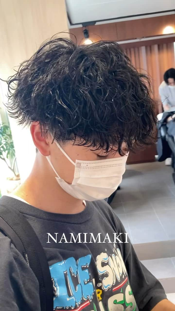 木村允人のインスタグラム：「波巻きパーマで無造作にカッコ良く◎  #スパイラルパーマ#ツイストスパイラル#メンズスパイラル#波巻きスパイラル#波打ちスパイラル#波巻きパーマ#メンズパーマ#ツイストスパイラルパーマ#ツイストパーマ#メンズヘア#メンズヘアスタイル#fifthhair」