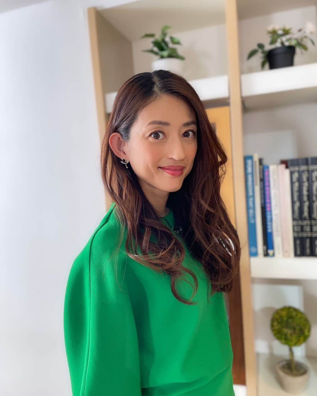 小沢真珠のインスタグラム：「おはようございます。先日とある番組の収録で仕事始めでした。いいアドバイスを頂き、年始からやる気が出ました🎶  そして明日、19時〜「沸騰ワード10」がOAです。ぜひご覧ください！  https://www.ntv.co.jp/futto/  #2023年 #仕事始め #収録 #詳細はまたお知らせします #沸騰ワード10  #日テレ #コストコ #新年会」