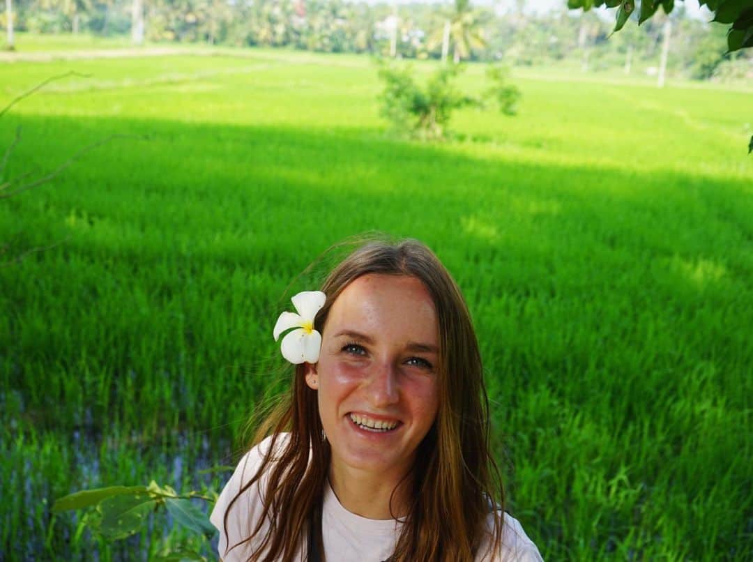 Justyna SAGANIAKのインスタグラム：「Sometimes is good to stop, take a deep breath and just appreciate 🌼」