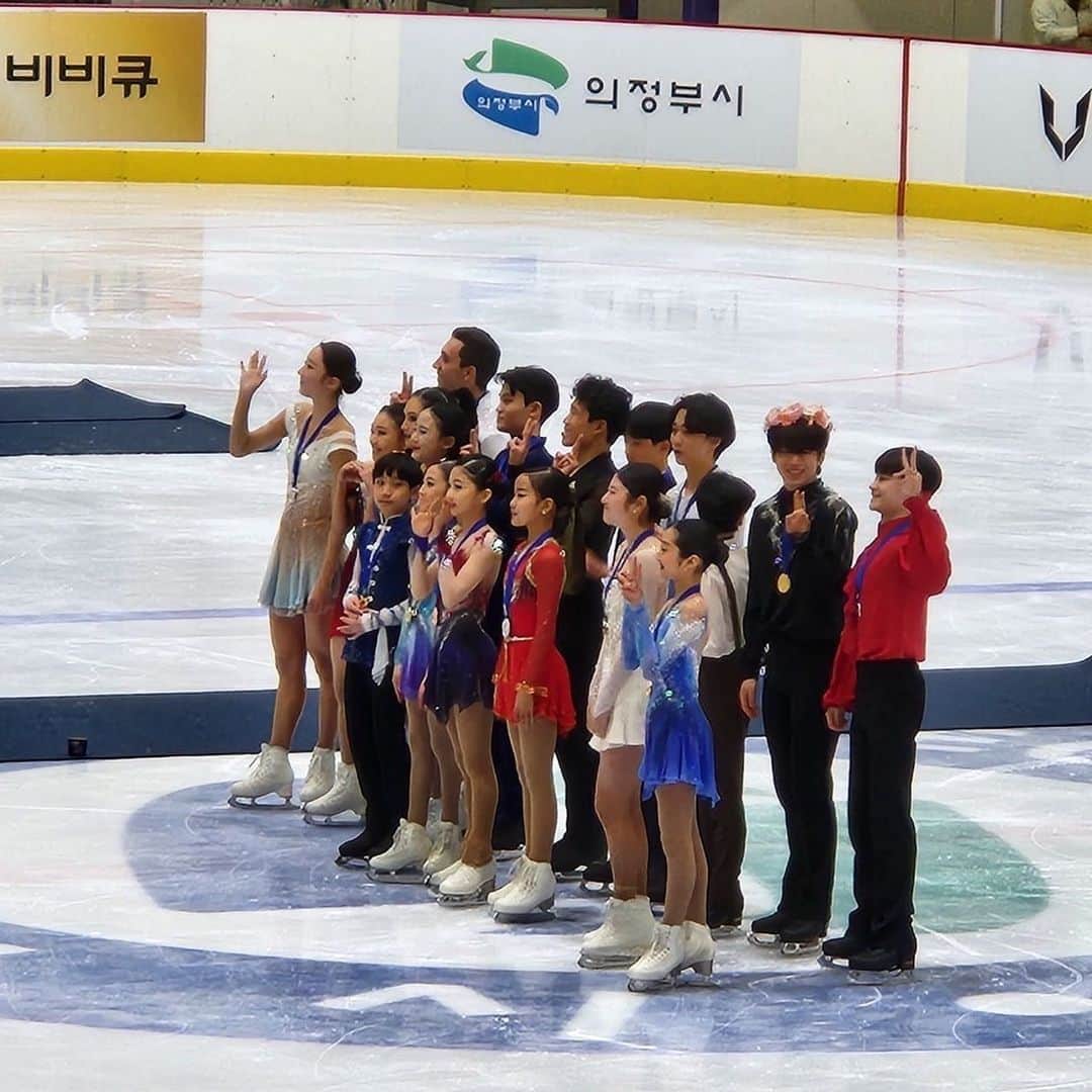 北林明日香さんのインスタグラム写真 - (北林明日香Instagram)「韓国は旧正月がメインなので2日からごく普通に過ごしていたら今年もすでに10日以上経っているなんて！  先週末はついに韓国でも公開になったスラムダンクとフィギュアスケートの韓国選手権を観戦  スラムダンクは韓国でも人気でこの日もほぼ満席。やっぱり最初は日本語で観たくて字幕で観たのですが凄く凄く良かったので今度は気になっている韓国語の吹替版でもう一度観たい！  フィギュアの韓国選手権は世界大会の代表選考会で各世代のトップスケーターが勢揃いだったのですが本当にどの選手も素晴らしくて演技の度に泣きそうになりました。  どちらもずっと観たかったので最高の週末でした。  今年も好きな事にぐるぐるに囲まれた年になりますように  지난주말에 슬램덩크 영화 보고 피겨스케이팅 선수권 보러 갔는데…. 역시 스포츠는 짱이다  #SLAMDUNK #フィギュアスケート #韓国生活 #슬램덩크 #피겨스케이팅 #한국생활 #私は1ミリも動いていないけど #スポーツ三昧」1月12日 2時01分 - asuka_kitabayashi