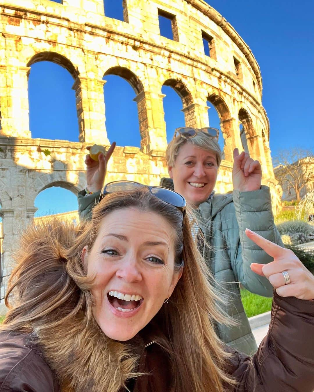 ジュリアナ・デヴァーのインスタグラム：「We’re not having any fun at all . Turns out Tina didn’t drive me to Rome, instead she showed me a fully preserved amphitheater hiding in plain site in Pula, Croatia 🇭🇷. . Scouting for our next CleverDever cultural immersion trip is very serious business 🤪. . Have you been to the Arena in Pula? Did you know it existed?」