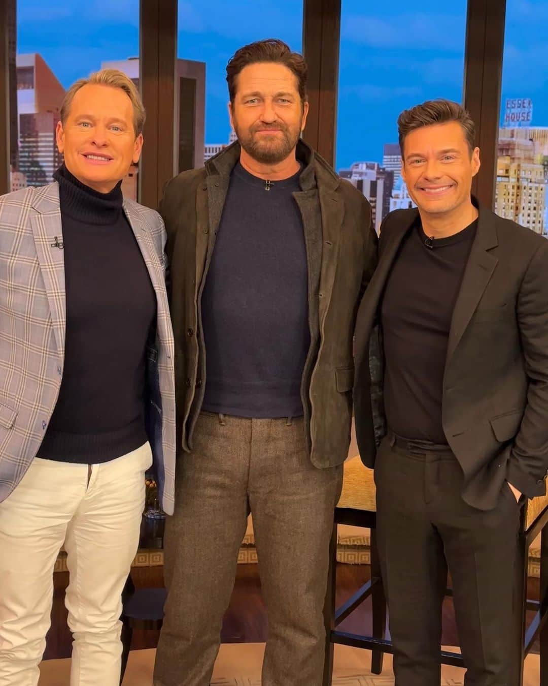 ジェラルド・バトラーのインスタグラム：「Had a blast this morning with @ryanseacrest and @carsonkressley chatting #PlaneMovie on @livekellyandryan! ✈️」