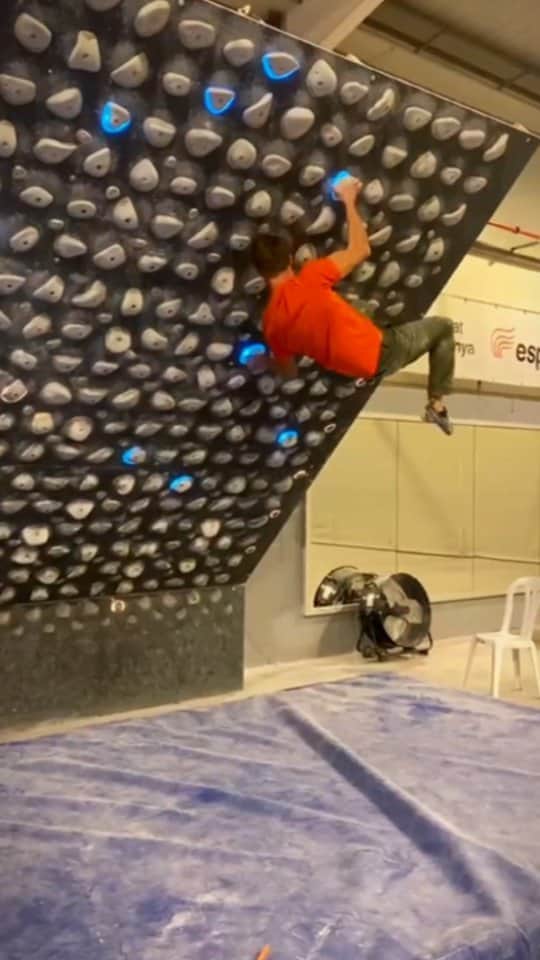 ヨルグ・バーホーベンのインスタグラム：「20 Droopy Dropknees @45° (8c) It's a little scary trying hard with a damaged A2 pulley, but so far so good, and I feel like my finger is getting stronger, while I'm not losing too much fitness. Patience is key, which i'm so bad at... Well, at least the Oliana toilet project is going well 😂  thanx @svanabjarnason for the good vibes and @boulder_balaguer for the cool sessions 👊  @marmot_mountain_europe @lasportivagram」