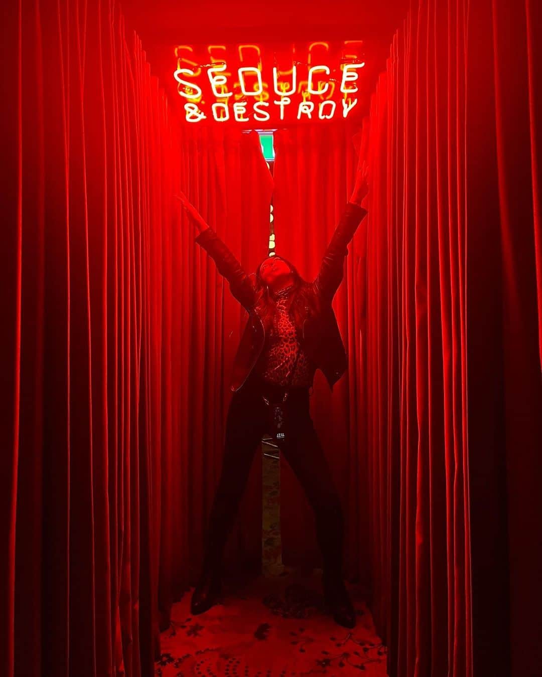 ミシェル・ブランチのインスタグラム：「I swear I’m a nice girl 🍝 📸 @sonyadominiquejasinski」