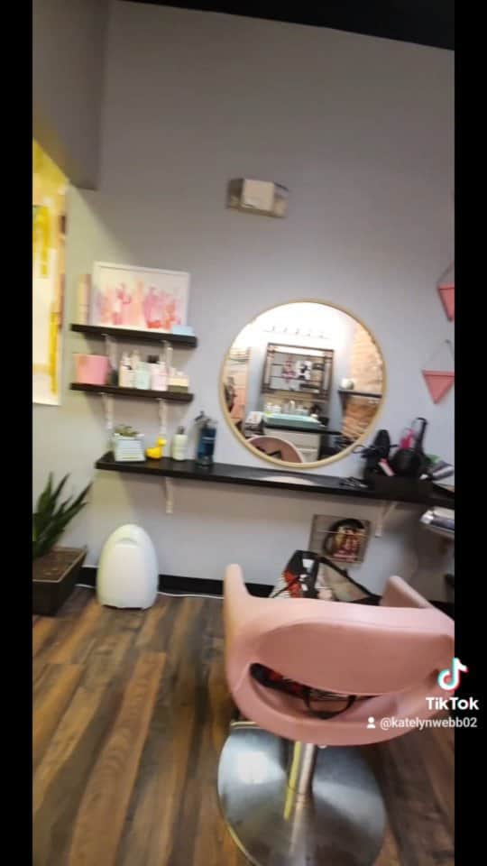 東京ビューティークリニック【公式】のインスタグラム：「Adios to The Blunt Cut, HELLO LaRue Hair! Located in downtown Louisville at @mainsalonandspa  609 West Main Street, 40202 Booking now available! 🙌」