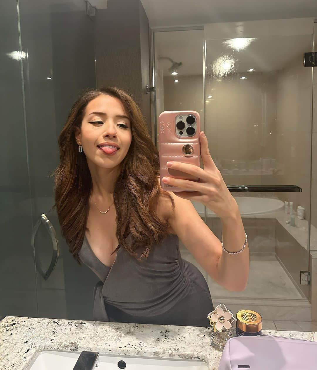 Pokimaneのインスタグラム：「don’t worry bout a thing 🫶🏻」