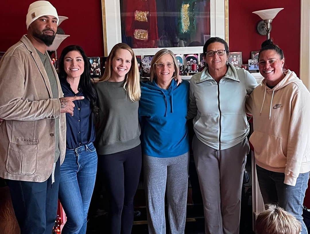 ホープ・ソロのインスタグラム：「Real Dawgs never die! It did my heart good seeing my Husky family over the holidays ❤️」