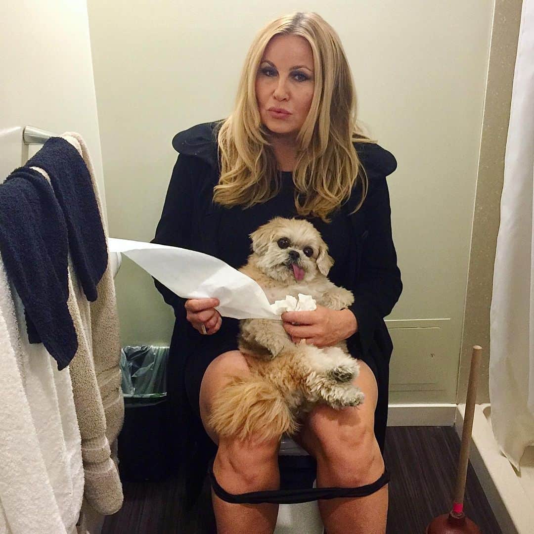 Marnie The Dogさんのインスタグラム写真 - (Marnie The DogInstagram)「Big congrats to the fabulous @jennifercoolidge 🌟 #whitelotus (yes this is real — from when she was on @2brokegirls!!)」1月12日 7時21分 - marniethedog