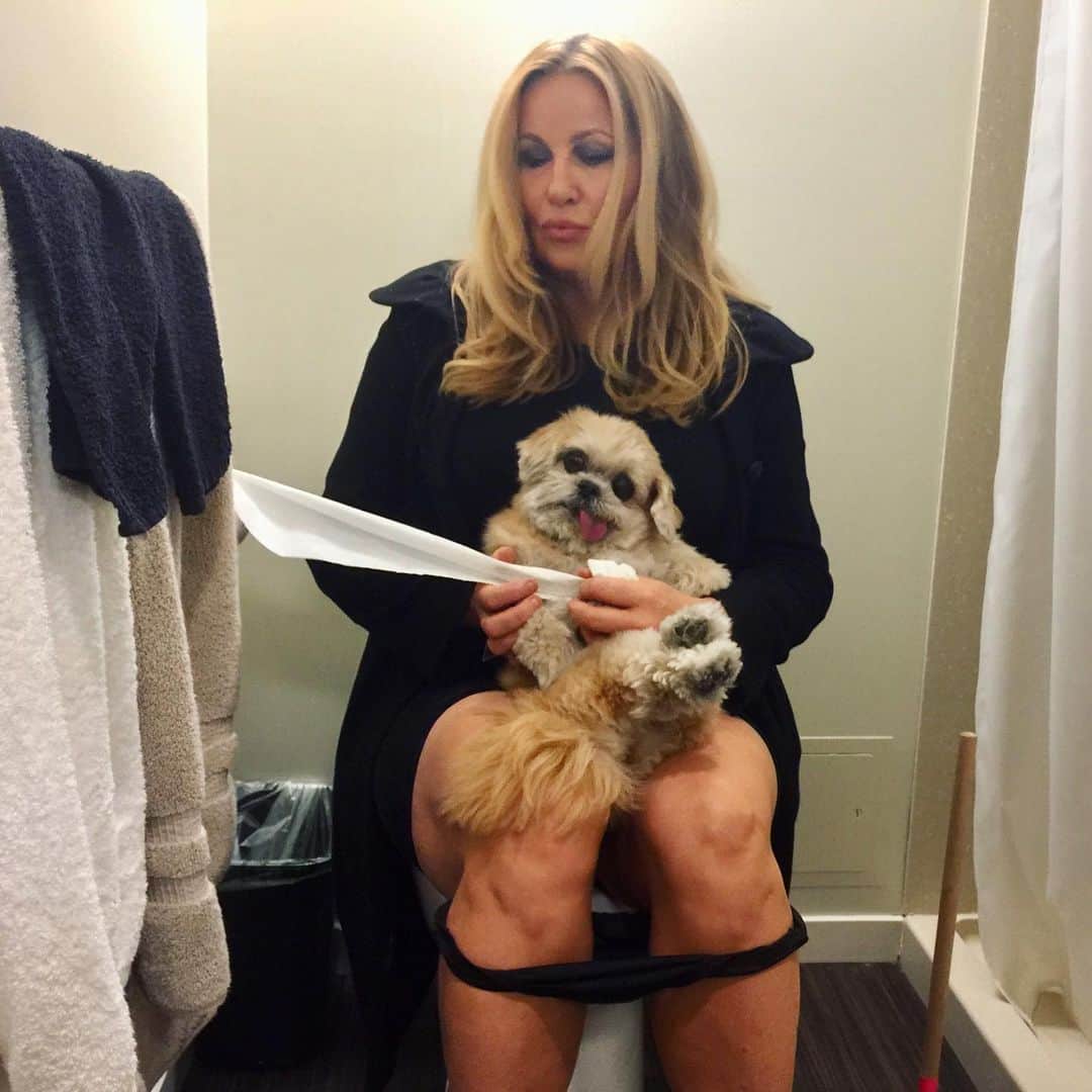 Marnie The Dogさんのインスタグラム写真 - (Marnie The DogInstagram)「Big congrats to the fabulous @jennifercoolidge 🌟 #whitelotus (yes this is real — from when she was on @2brokegirls!!)」1月12日 7時21分 - marniethedog