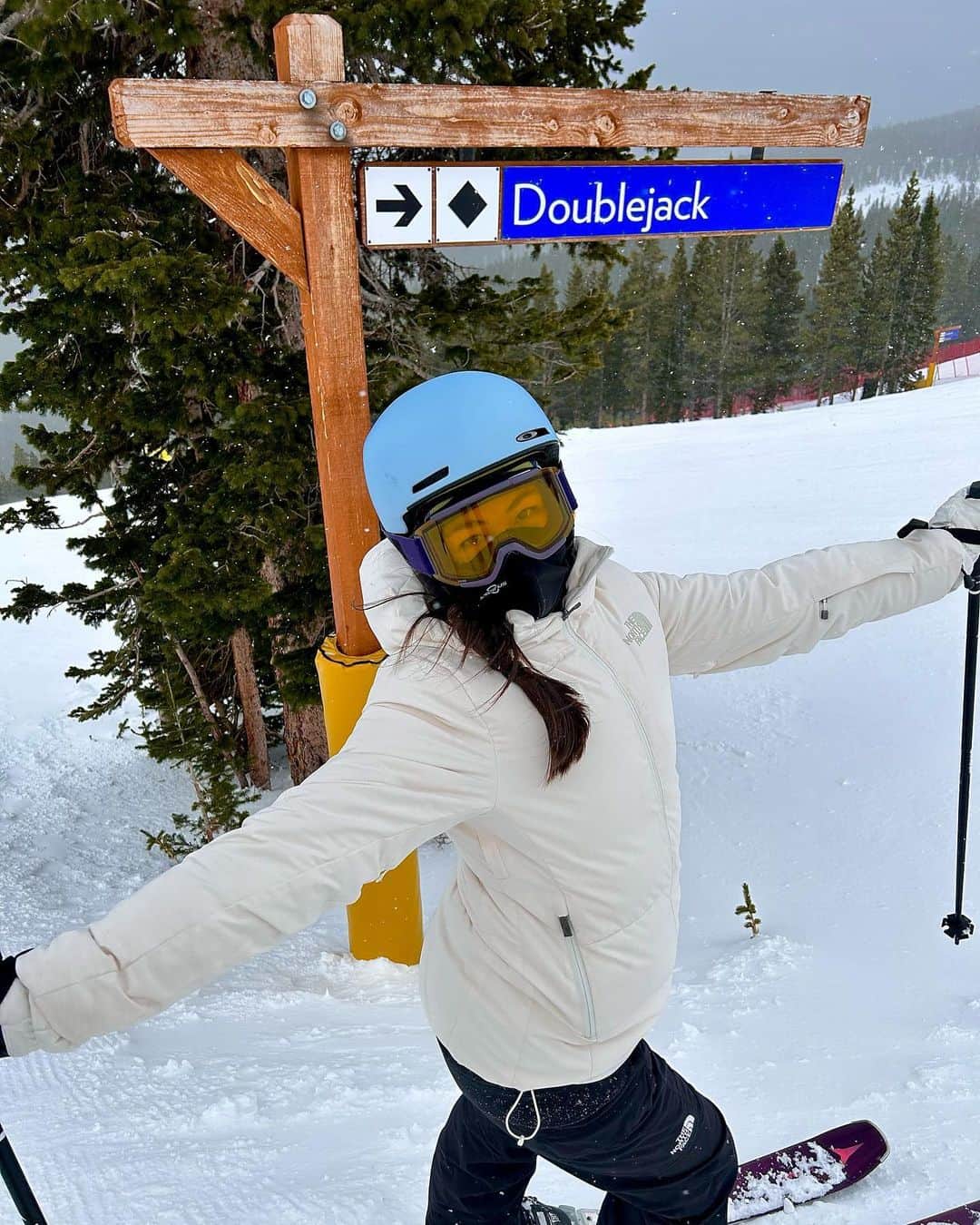Rozinaのインスタグラム：「There’s no vacation like a snowcation😎 #ski#skibreck#skicolorado#athletics#slopes#winterbreak#breckenridge」