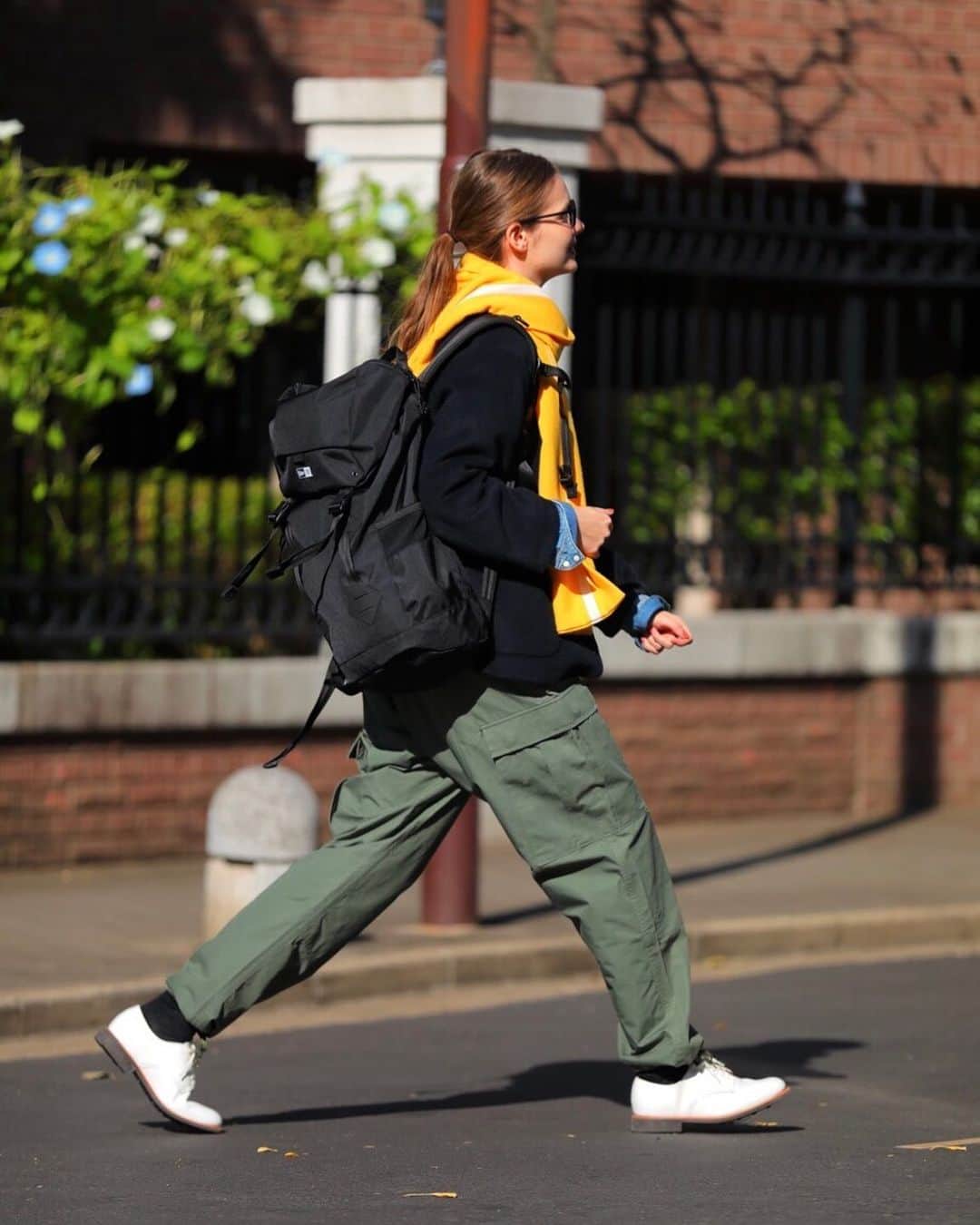 のインスタグラム：「. 今日は、とことんボーイッシュな気分🏃‍♂️ マニッシュなジャケットにカーゴパンツ、大きなバックパックを背負っていざ出発！そんなボーイッシュ気分の日にぴったりなこちらのコーディネート📝 ゆとりのあるワイドシルエットと裾のドローコードが特徴的な《プロッパー》のカーゴパンツは、メンズライクな着こなしにうってつけ。クラシックでスタンダードなデザインは、定番アイテムがお好きな方にもぜひおすすめしたい一本。 今日のあなたはボーイッシュ気分？それとも、ちょっぴりレディな気分？ . ジャケット　#honnete パンツ　@wearpropper  メガネ　@one_three_compound_frame  マフラー　#aeclothier  バックパック　@newerajapan  ソックス　@kutsushitaya_official  シューズ　@sanders_jp  . from vol.86 ・・・・・・・・・・・・・・・・・・・・・・・・・・・  #cluel #クルーエル #cluelmagazine #クルーエル女子 #fashion #ファッション好き #ファッション雑誌 #おしゃれ #グッドガール #冬コーデ #カーゴパンツ #パンツスタイル #ワークパンツ #ジャケットスタイル #バックパック #スクールマフラー #ベーシック #シンプルコーデ #ボーイッシュ女子 #シンプルが好き  こちらのアカウントもフォローしてね！ @cluel_homme @navys_magazine」