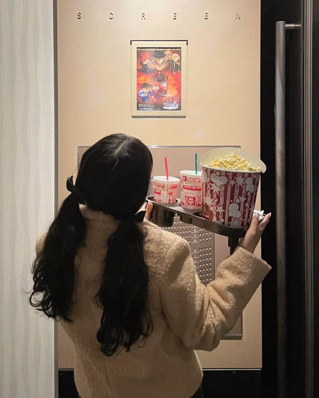 河﨑莉奈さんのインスタグラム写真 - (河﨑莉奈Instagram)「4月も楽しみ🤎 コナンだけは毎回映画館で見るって決めてる👓🍿  @conan.official」1月12日 19時45分 - rinya5588