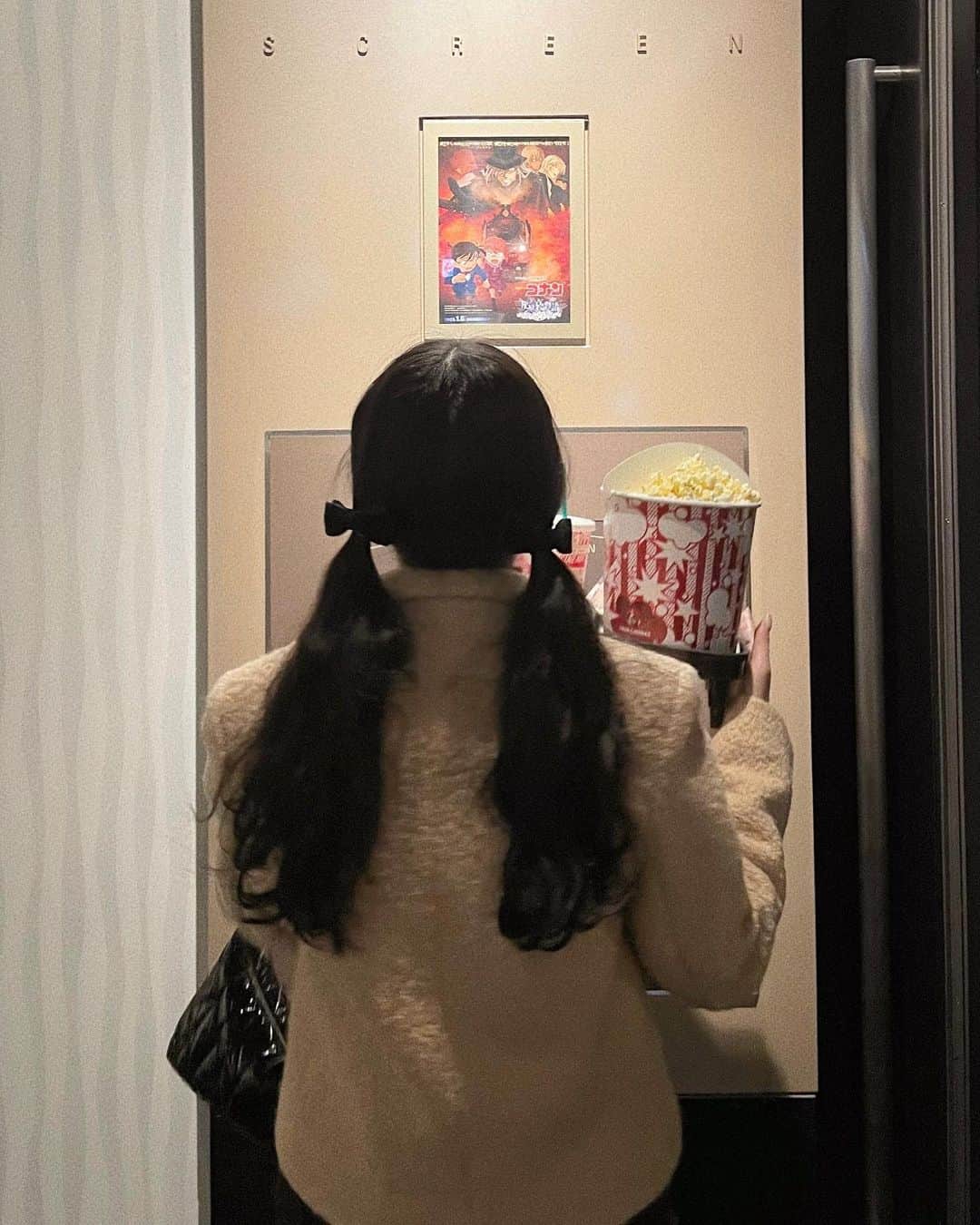河﨑莉奈のインスタグラム：「4月も楽しみ🤎 コナンだけは毎回映画館で見るって決めてる👓🍿  @conan.official」